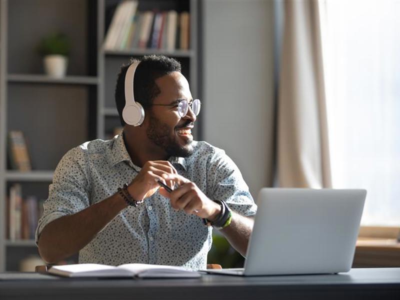 Man holding a podcast mic