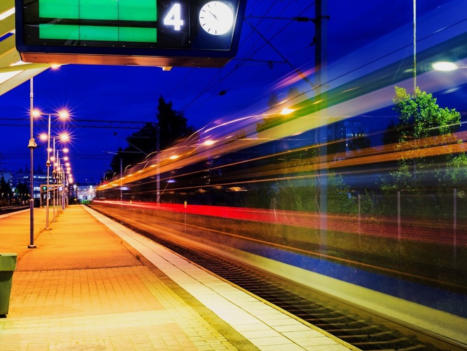 Image of a clock at a train platform