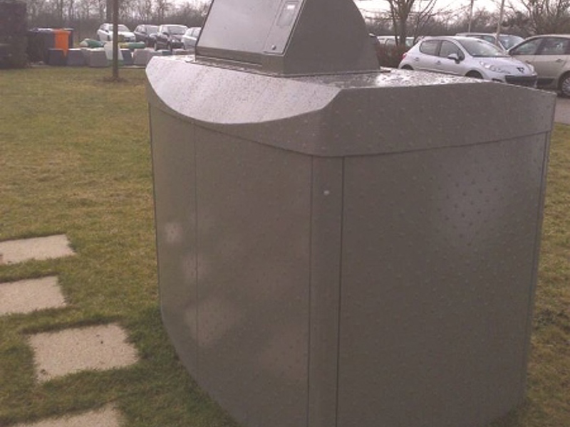 Image of a recycling bin.
