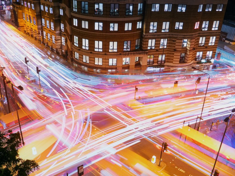 an image of a crossroad at height with luminous lines highlighting the routes.